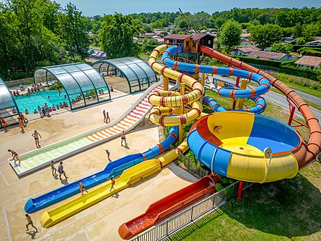 Toboganes acuáticos gigantes, piscina cubierta en el camping CAPFUN Roumingue en LANTON (33).