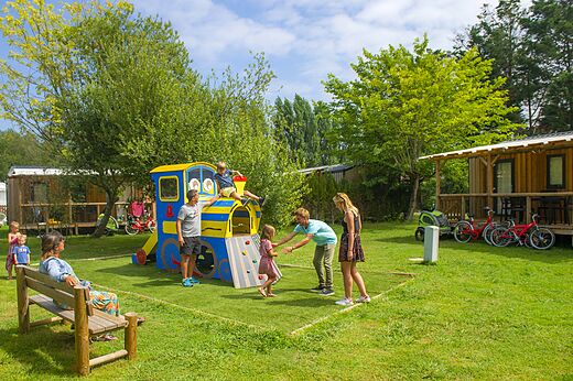 Zona de juegos tren para niños en el camping CAPFUN Roumingue en LANTON (33).