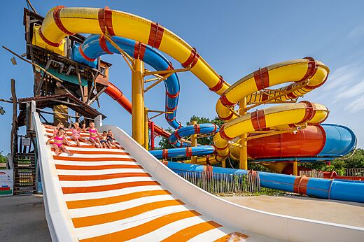 Toboganes acu�ticos gigantes y ni�os divirti�ndose en el camping CAPFUN Roumingue en LANTON (33).