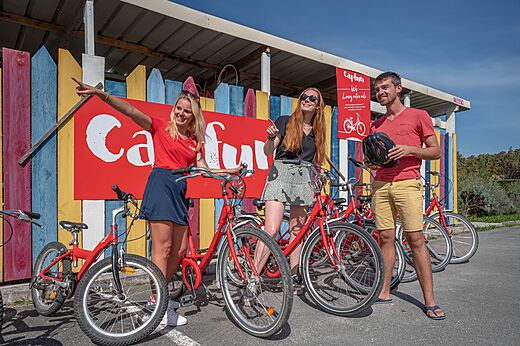 Bicicletas rojas en alquiler para familia en camping CAPFUN Roumingue en LANTON.