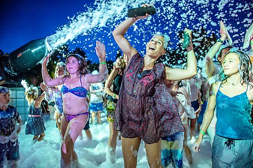 Fiesta de la espuma festiva con participantes y m�quina en el camping CAPFUN Roumingue en LANTON (33).