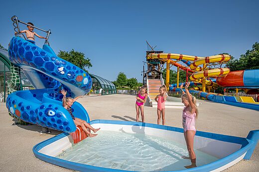 Ni�os en tobog�n acu�tico y piscina infantil en camping CAPFUN Roumingue en LANTON (33).
