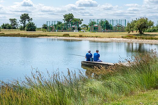 Pesca en estanque desde pont�n en camping CAPFUN Roumingue en LANTON (33).