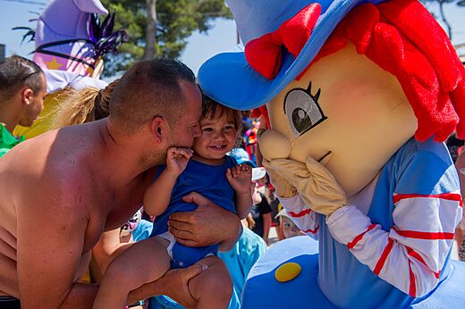 Animaci�n con mascota y beb� sonriente en el camping CAPFUN Roumingue en LANTON (33).