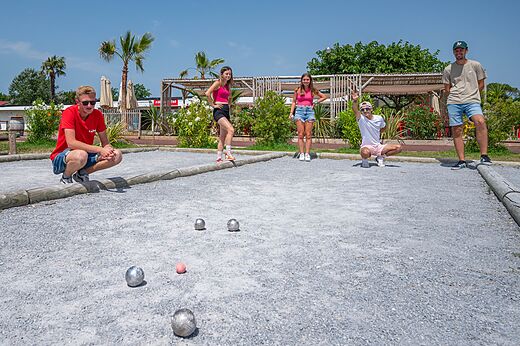 Campo de petanca con jóvenes jugando en el camping CAPFUN Roumingue en LANTON (33).