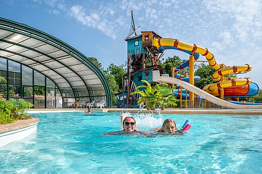 Piscina exterior, toboganes acuáticos en el camping CAPFUN Roumingue en LANTON (33).