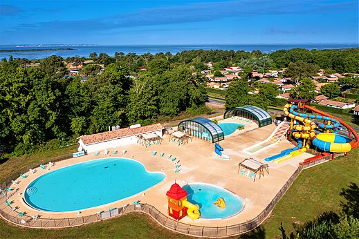 Zona acu�tica con toboganes gigantes y piscinas en el camping CAPFUN Roumingue en LANTON (33).