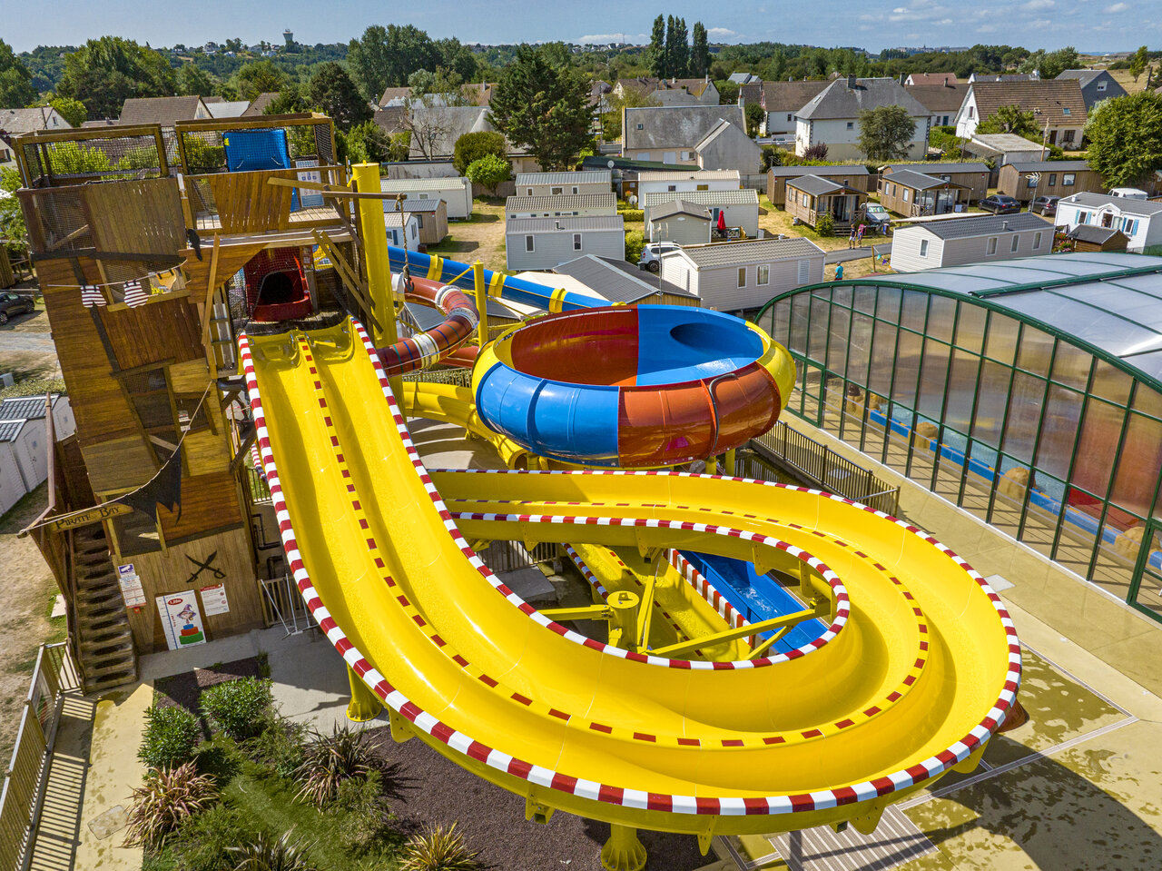 Toboganes acu�ticos gigantes, piscina exterior en camping CAPFUN La Route Blanche (50).