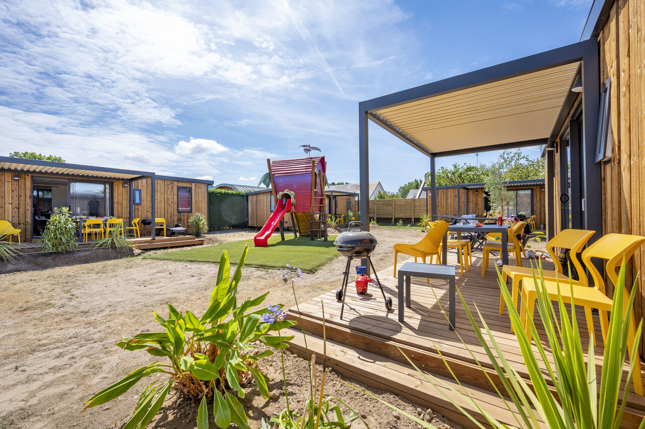 Mobil-home, terraza, barbacoa y parque infantil en el camping CAPFUN La Route Blanche en Breville sur Mer.