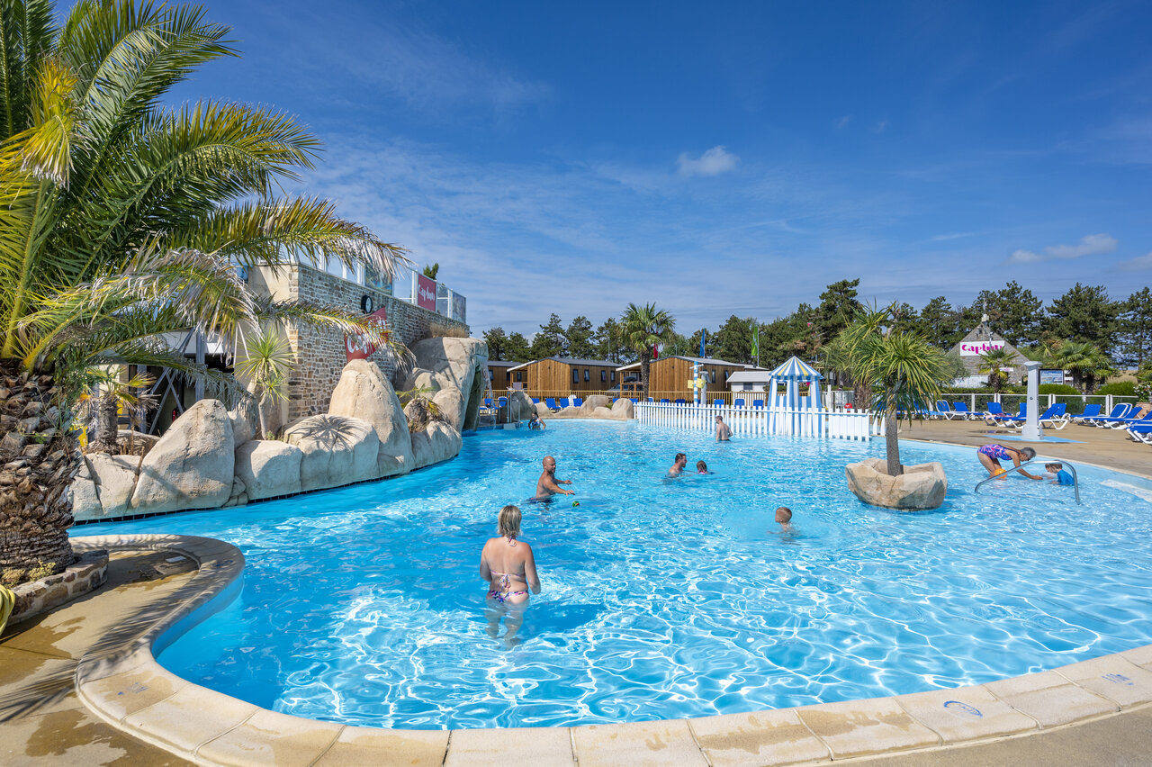 Piscina exterior, rocas en el camping CAPFUN La Route Blanche en Breville sur Mer (50).