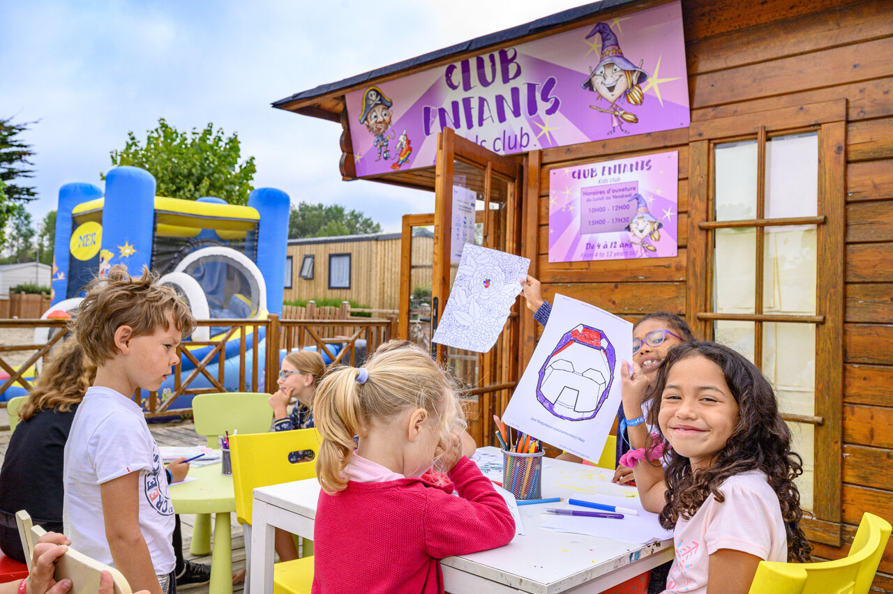 Club Infantil, colorear y castillo hinchable en el camping CAPFUN La Route Blanche en Breville sur Mer (50).