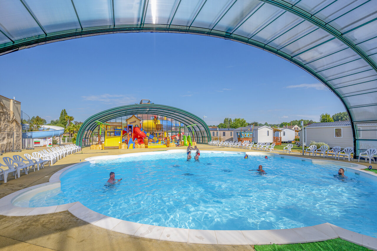 Piscina, juegos acu�ticos, Mobil-homes en el camping CAPFUN La Route Blanche en Breville sur Mer (50).