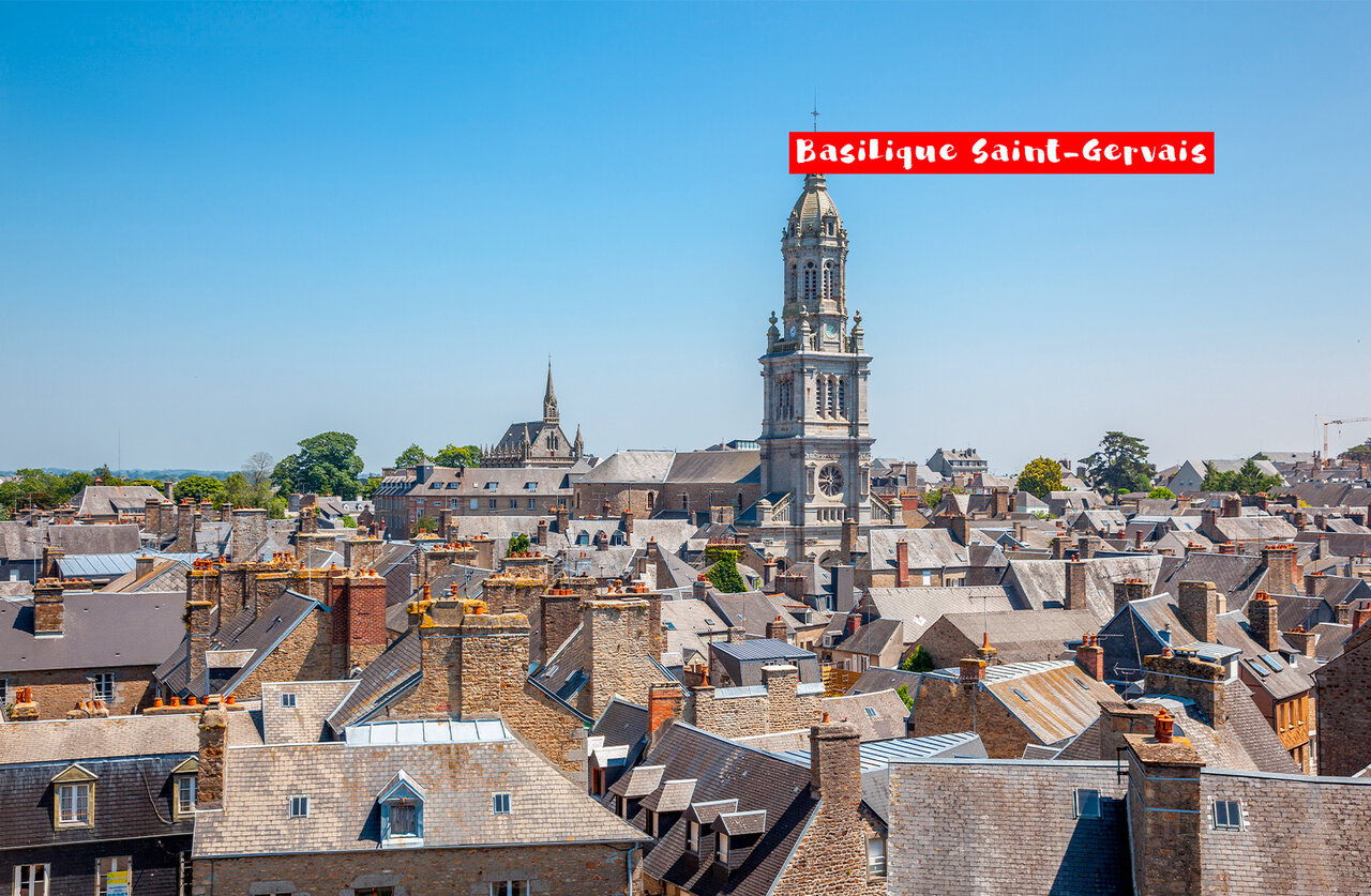 Bas�lica Saint-Gervais y tejados de ciudad hist�rica en Avranches, Normand�a.