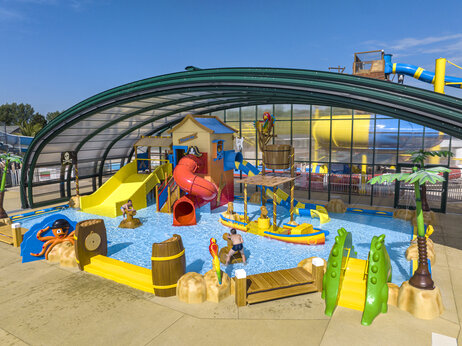 Piscina cubierta, toboganes en el camping CAPFUN La Route Blanche en Breville sur Mer (50).