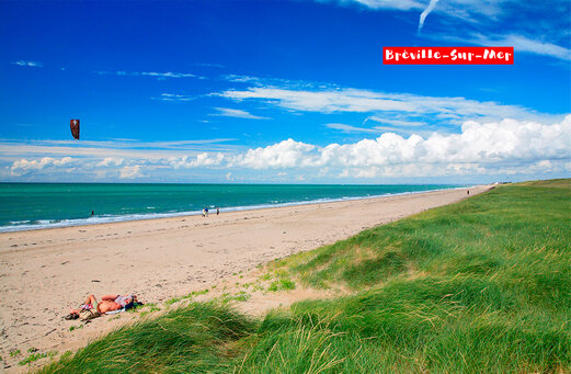 Playa de arena fina en Br�ville-sur-Mer, Normand�a, con dunas y mar turquesa.