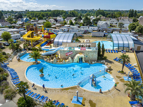 Piscinas exteriores, toboganes acu�ticos y juegos de agua en el camping CAPFUN La Route Blanche en Breville sur Mer (50).