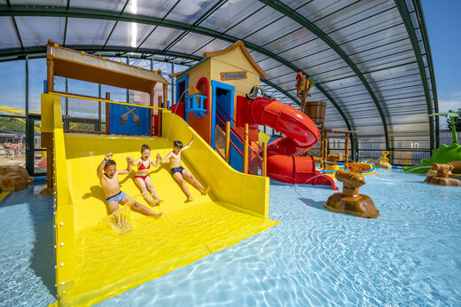 Piscina cubierta, toboganes y juegos en el camping CAPFUN La Route Blanche en Breville sur Mer.