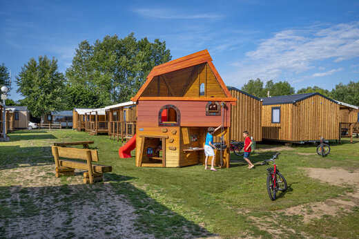 Zona de juegos infantil en el camping CAPFUN La Route Blanche en Breville sur Mer (50).