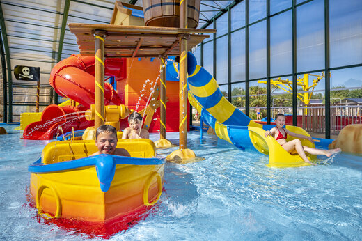 Piscina cubierta, toboganes y juegos en el camping CAPFUN La Route Blanche en Breville sur Mer.