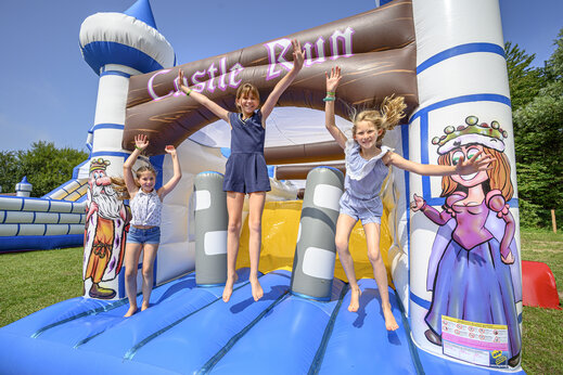 Castillo hinchable gigante para ni�os en camping CAPFUN La Route Blanche (50).