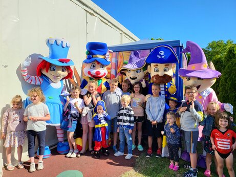 Animaci�n infantil, mascotas coloridas en el camping CAPFUN La Route Blanche en Breville sur Mer (50).