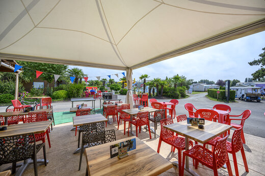 Terraza restaurante sombreada en camping CAPFUN La Route Blanche Breville sur Mer.