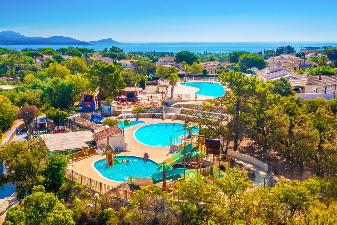 Piscinas con toboganes, juegos acu�ticos y castillo hinchable en el camping CAPFUN La Rumba en Fr�jus (83).