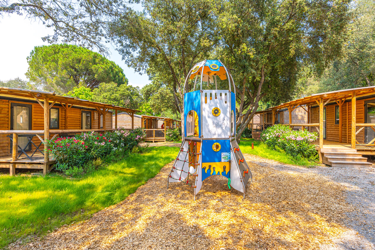 Zona de juegos cohete y Mobil-homes de madera en el camping CAPFUN La Rumba en Fr�jus (83).