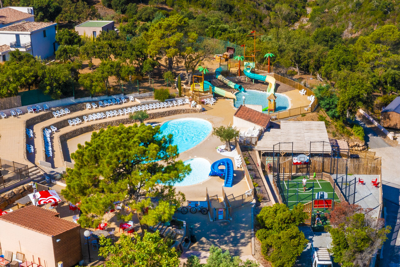 Parque acu�tico, piscinas, campo multideportivo en camping CAPFUN La Rumba Fr�jus (83).