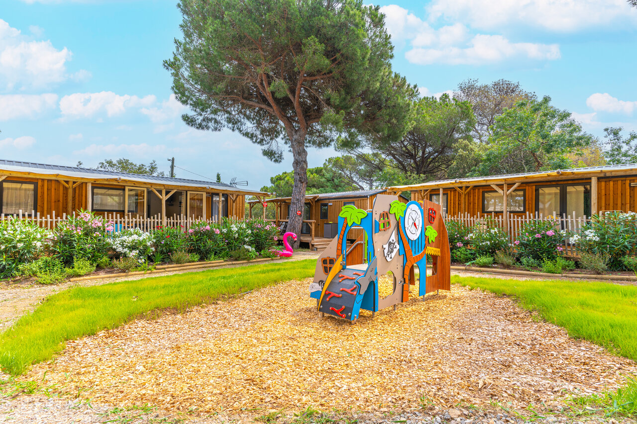 Zona de juegos infantil y Mobil-homes en el camping CAPFUN La Rumba en Fr�jus (83).