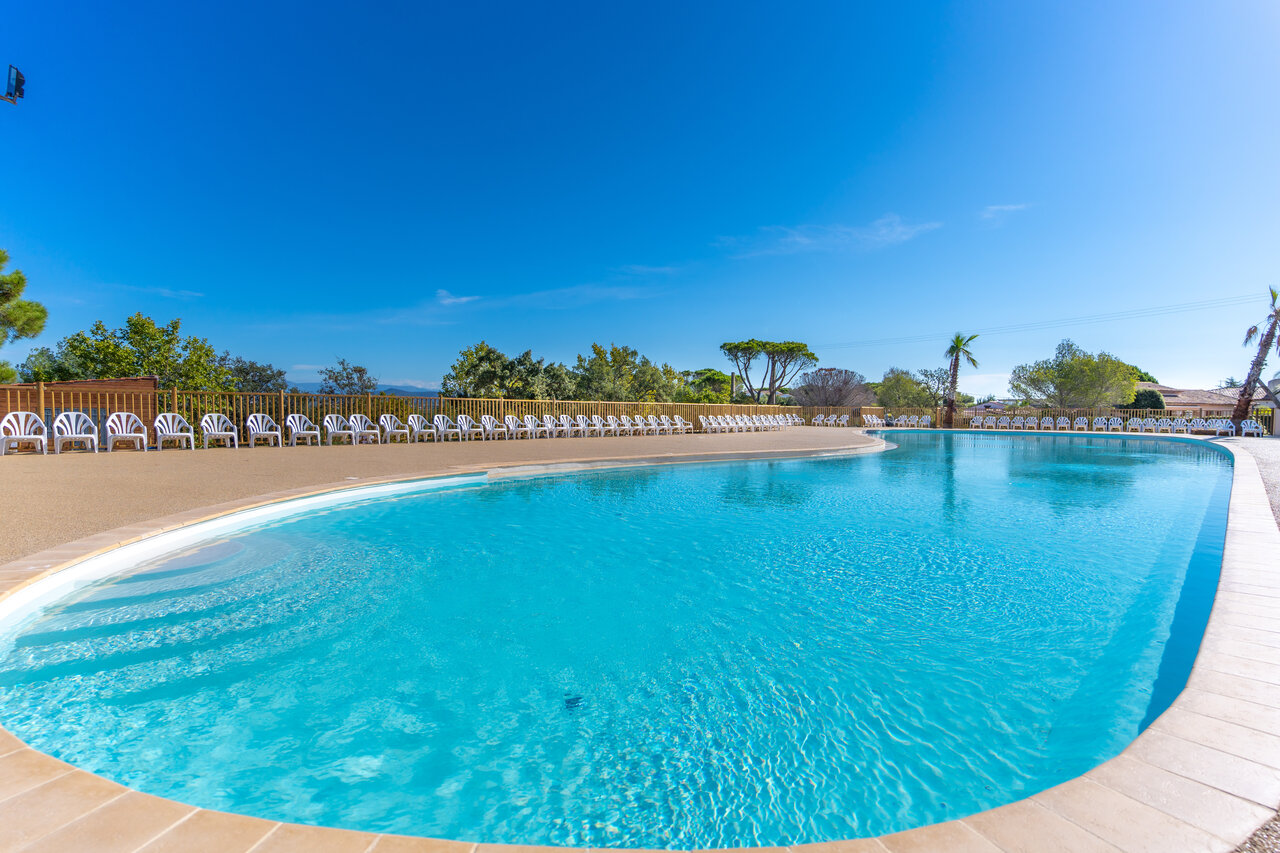 Gran piscina exterior con muchas tumbonas en el camping CAPFUN La Rumba en Fr�jus (83).