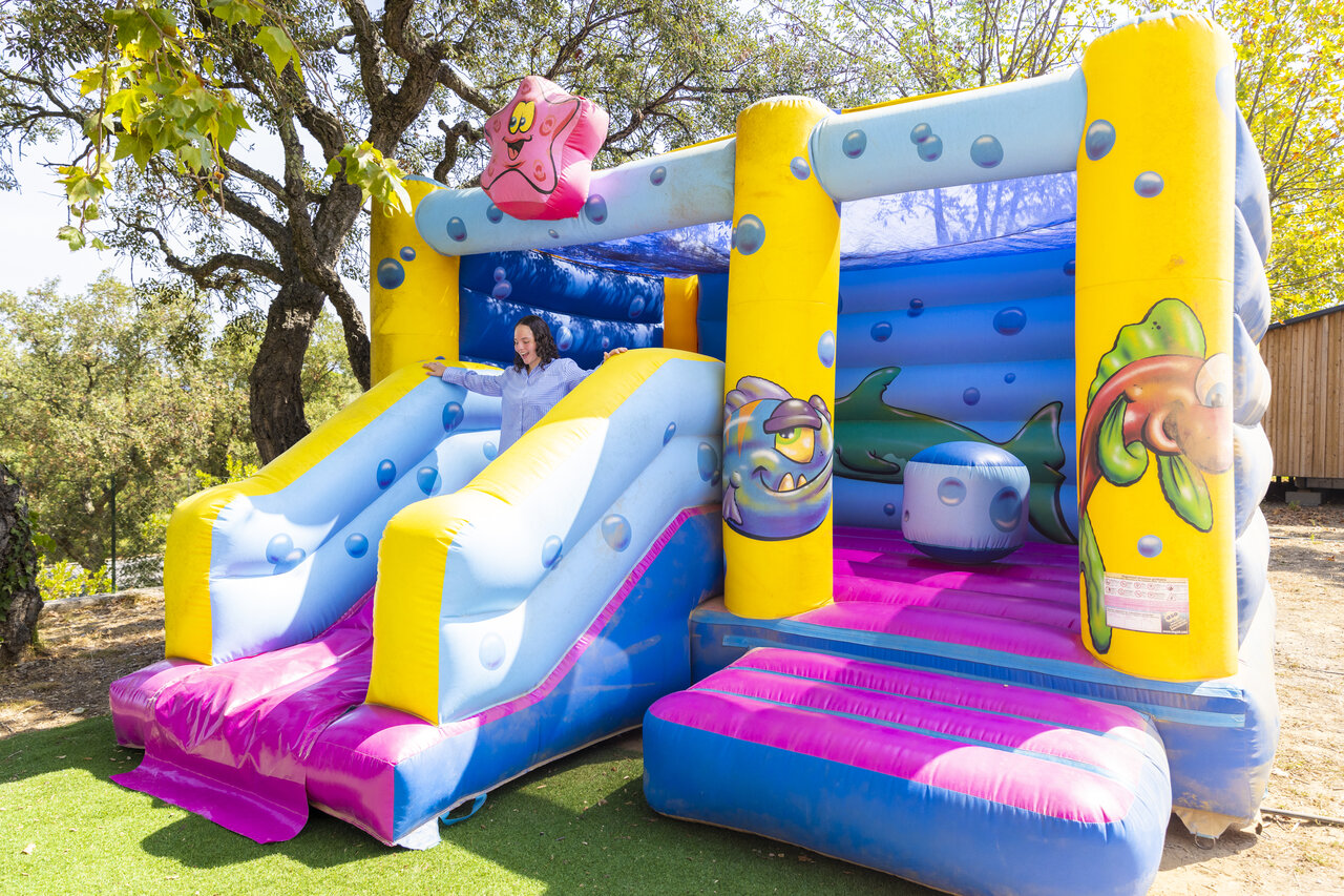 Gran estructura hinchable con toboganes y juegos en el camping CAPFUN La Rumba en Fr�jus (83).