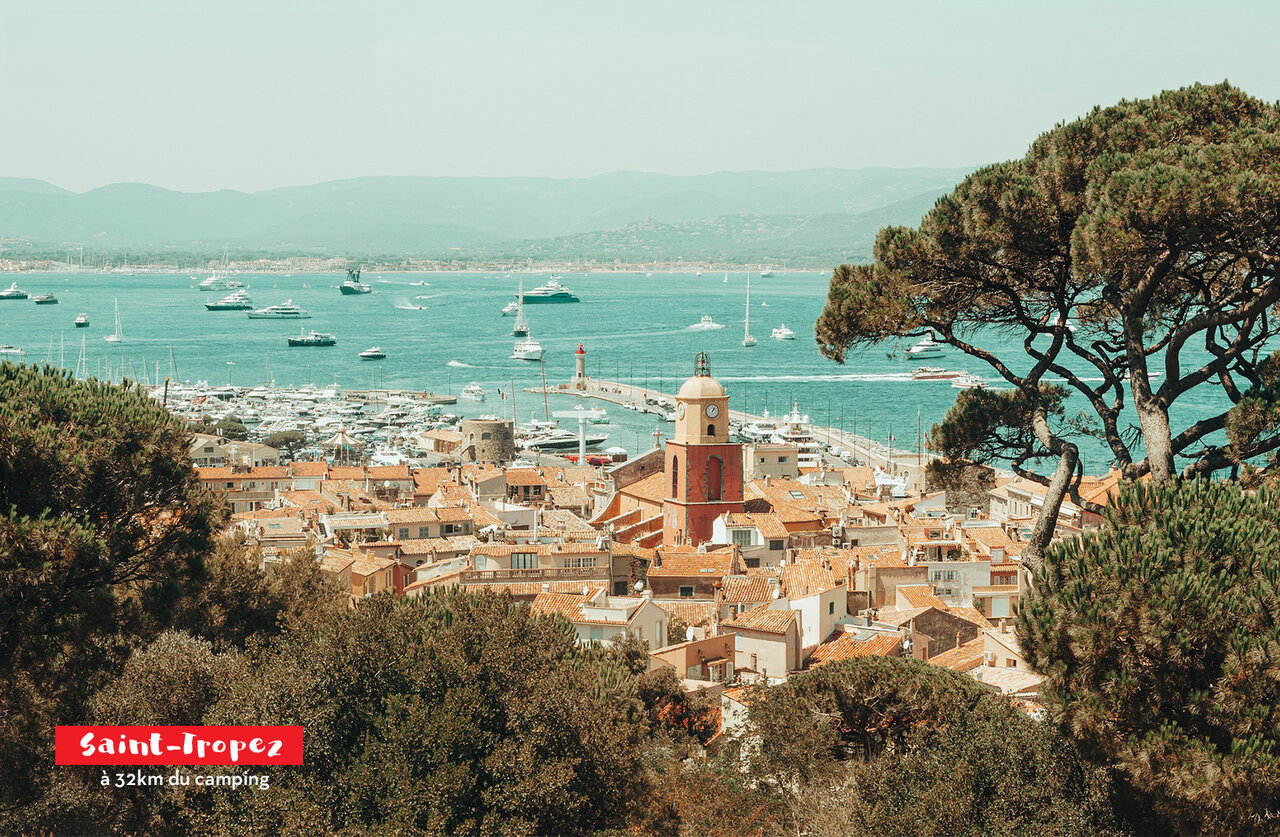 Puerto de Saint-Tropez, su campanario y yates, lugar emblem�tico para visitar.