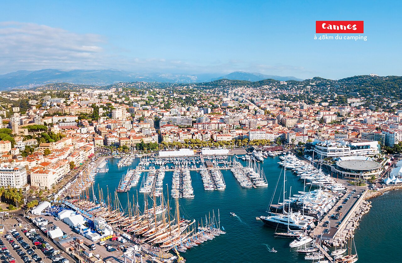 Vista a�rea del puerto de Cannes y la ciudad en la Costa Azul.