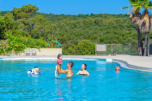 Familia con beb� jugando en piscina exterior en camping CAPFUN La Rumba en Fr�jus (83).