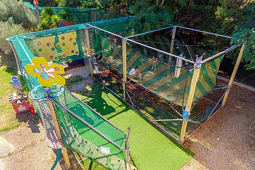 Gran recorrido de juegos suspendido con redes en el camping CAPFUN La Rumba en Fr�jus (83).