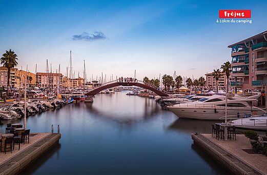 Puerto deportivo de Fr�jus, sus barcos y su emblem�tico puente peatonal.