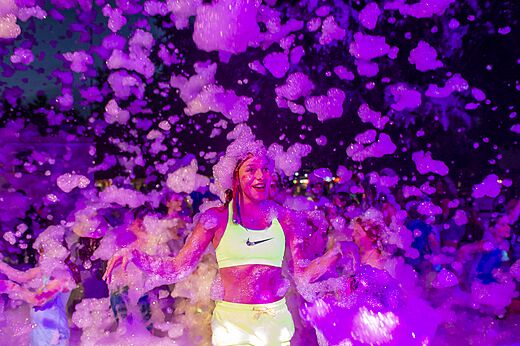 Joven sonriente en fiesta de espuma, camping CAPFUN La Rumba Fr�jus (83).