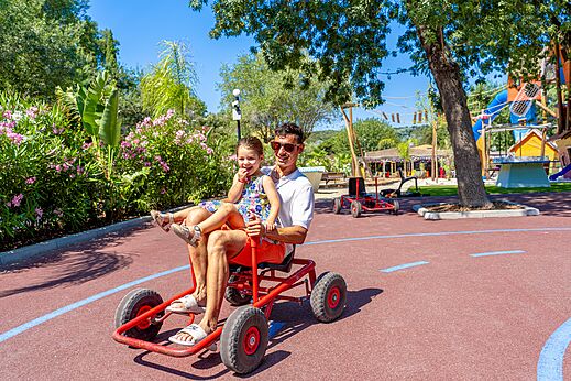 Ni�o y adulto en kart a pedales, camping CAPFUN La Rumba en Fr�jus (83).