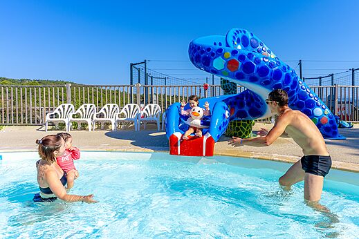 Piscina y tobog�n acu�tico en el camping CAPFUN La Rumba en Fr�jus (83).