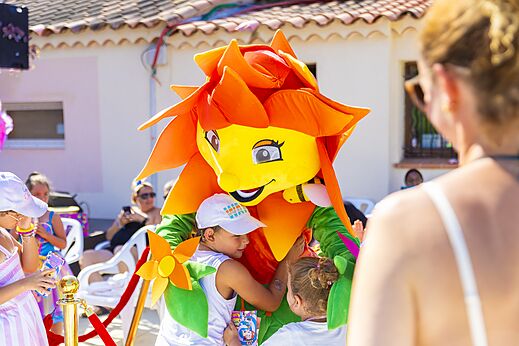 Mascota colorida interactuando con ni�os durante una animaci�n en el camping CAPFUN La Rumba en Fr�jus (83).
