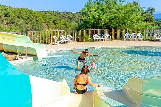 Piscina exterior, toboganes acu�ticos, familia en el camping CAPFUN La Rumba en Fr�jus.