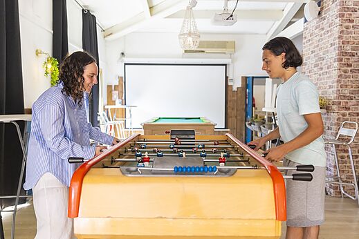 Dos j�venes jugando al futbol�n en la sala de juegos del camping CAPFUN La Rumba en Fr�jus (83).