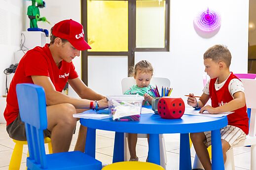 Actividad creativa para ni�os con animador en el camping CAPFUN La Rumba en Fr�jus (83).