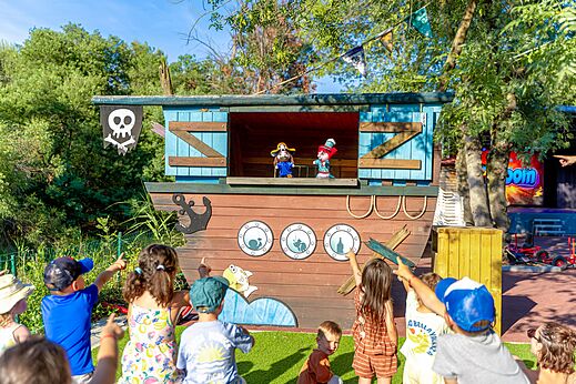 Espect�culo de marionetas en escenario de barco pirata para ni�os en camping CAPFUN La Rumba en Fr�jus (83).