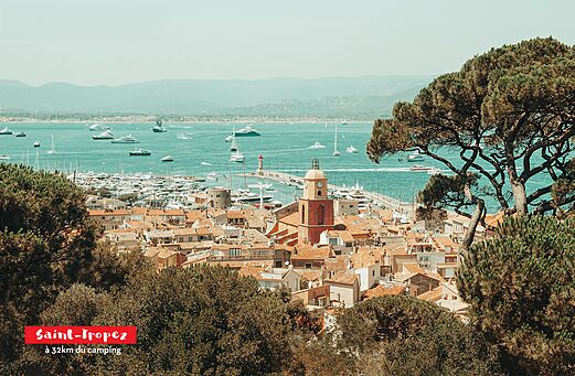 Vista panor�mica de Saint-Tropez, su puerto animado y campanario ic�nico.