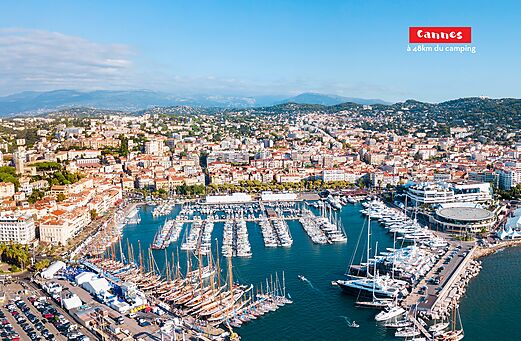 Vista a�rea del puerto de Cannes y la ciudad en la Costa Azul.