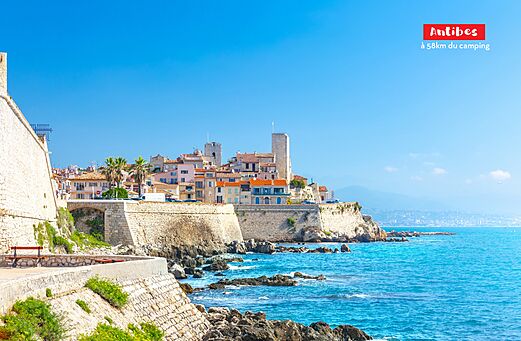 Casco antiguo de Antibes, murallas hist�ricas y mar Mediterr�neo en la Costa Azul.