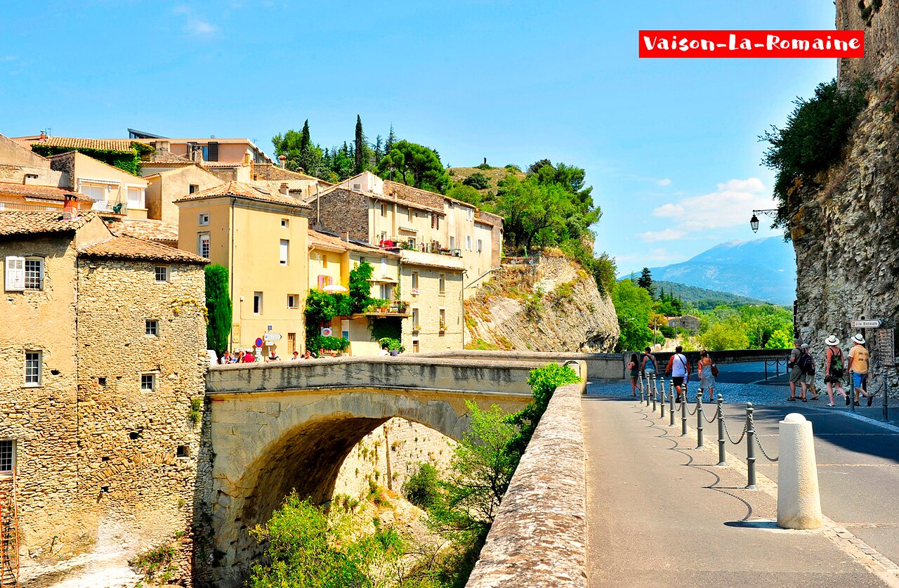 Puente romano y casas antiguas en Vaison-La-Romaine, Provenza.