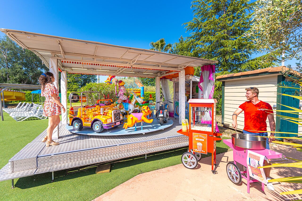 Hombre preparando algod�n de az�car, carrusel, m�quina de palomitas, camping CAPFUN Sagittaire VINSOBRES (26).